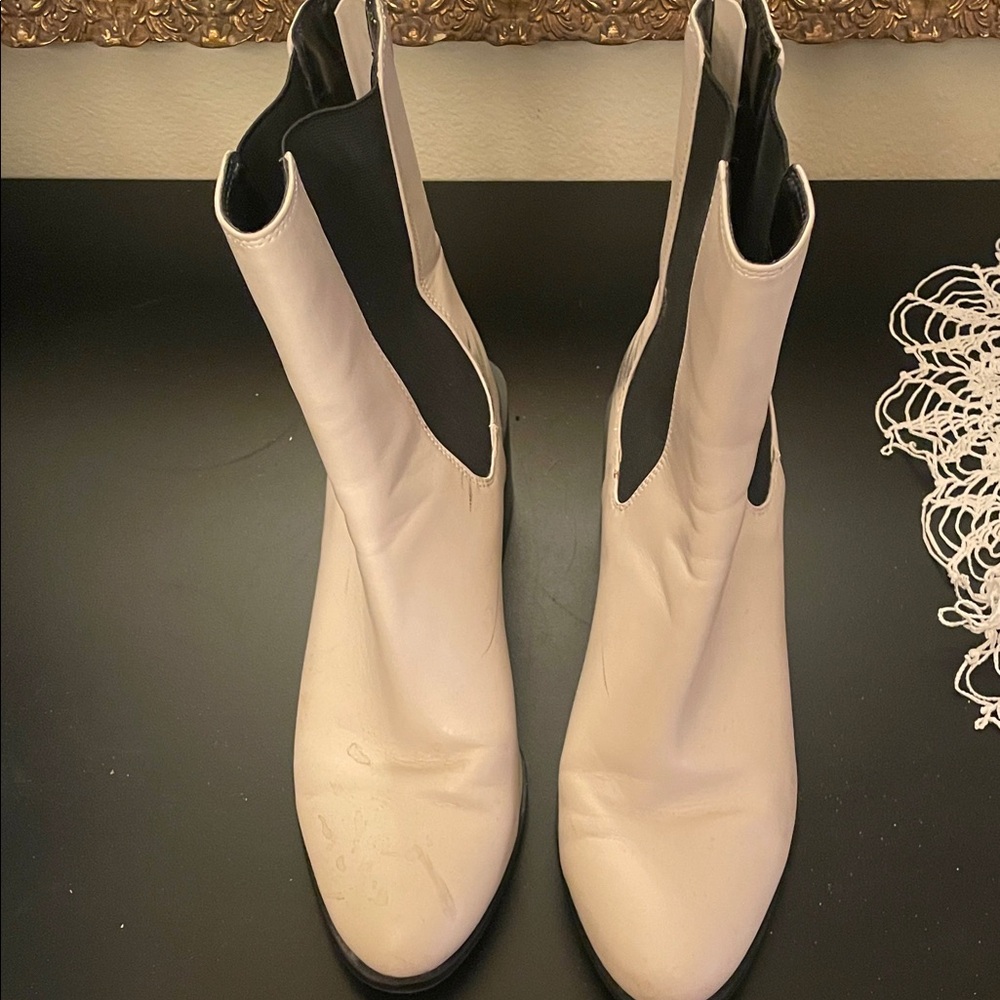 Women’s cream boots with black trim size 9.5